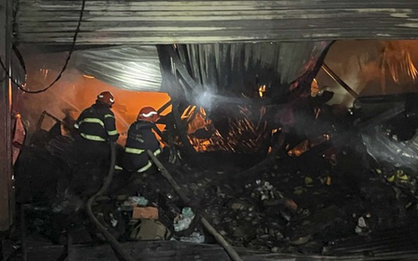 Hà Nội: Cháy nhà xưởng chứa vải may mặc, không có thiệt hại về người - Ảnh 2.