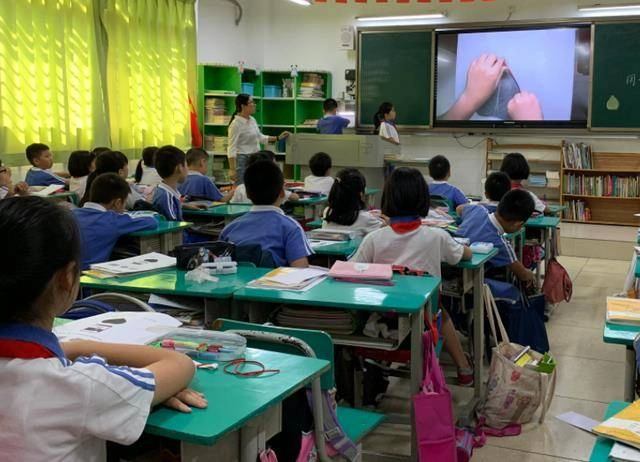 Con đi học bị ph&acirc;n biệt đối xử v&igrave; bố mẹ phản &aacute;nh về quỹ lớp: C&aacute;ch nh&agrave; trường xử l&yacute; g&acirc;y tranh c&atilde;i! - Ảnh 2.