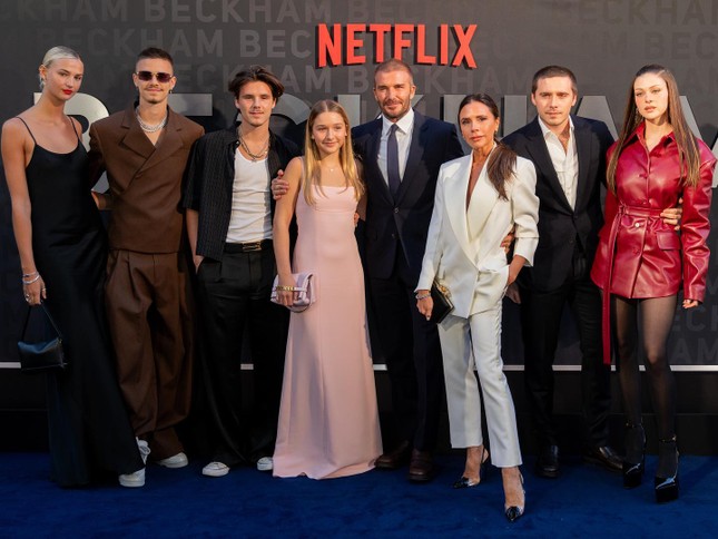 Con d&acirc;u Beckham bị chỉ tr&iacute;ch v&igrave; ch&uacute;c mừng bố chồng thiếu tinh tế - Ảnh 4.