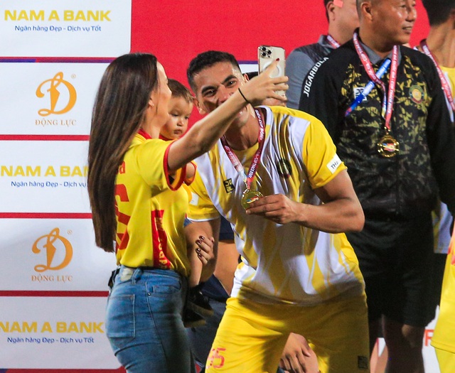 CLB Thanh Hoá ăn mừng cuồng nhiệt khi hạ đẹp dàn sao CAHN FC giành Siêu Cup quốc gia 2023 - Ảnh 10.