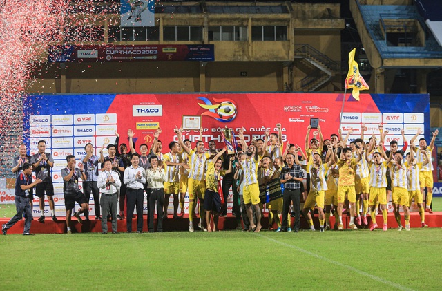 CLB Thanh Hoá ăn mừng cuồng nhiệt khi hạ đẹp dàn sao CAHN FC giành Siêu Cup quốc gia 2023 - Ảnh 1.