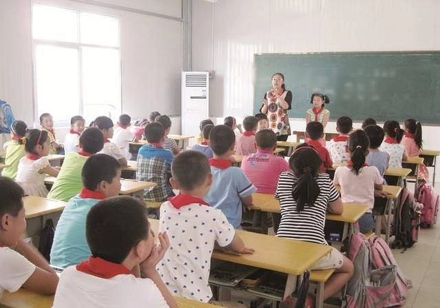 Con đi học bị ph&acirc;n biệt đối xử v&igrave; bố mẹ phản &aacute;nh về quỹ lớp: C&aacute;ch nh&agrave; trường xử l&yacute; g&acirc;y tranh c&atilde;i! - Ảnh 1.