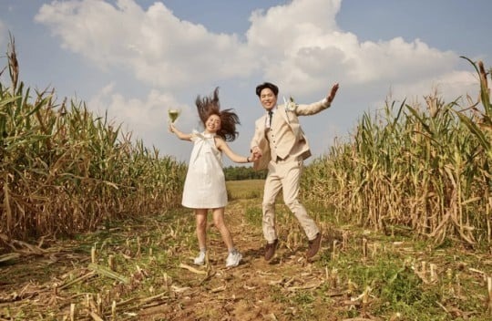 T&igrave;nh tin đồn D.O. (EXO) bất ngờ th&ocirc;ng b&aacute;o kết h&ocirc;n, tung lu&ocirc;n ảnh cưới độc lạ với t&agrave;i tử hơn 3 tuổi - Ảnh 4.