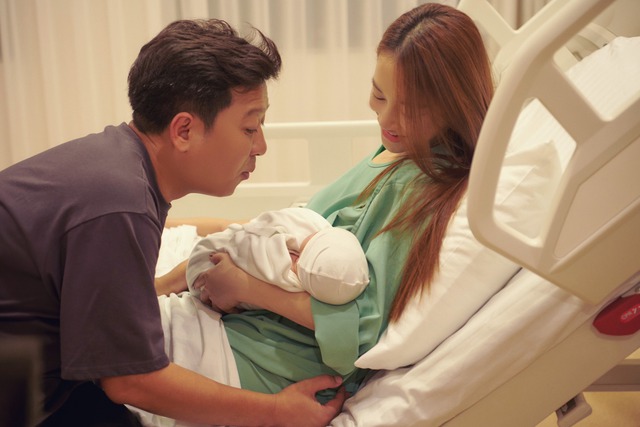 Nhã Phương thông báo sinh con trai, khoảnh khắc Trường Giang và con gái trong bệnh viện gây chú ý - Ảnh 3.