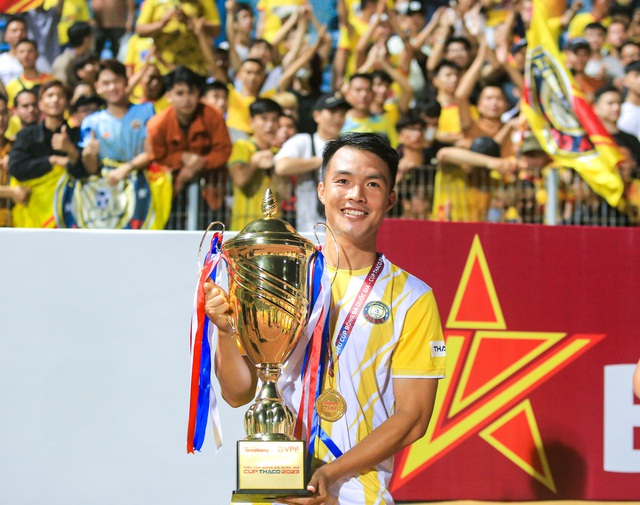 CLB Thanh Hoá ăn mừng cuồng nhiệt khi hạ đẹp dàn sao CAHN FC giành Siêu Cup quốc gia 2023 - Ảnh 7.