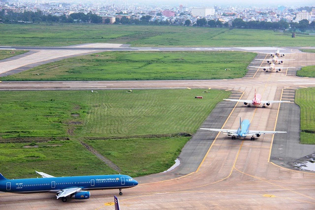 Khẩn trương sửa chữa đường băng Tân Sơn Nhất trong 4 ngày - Ảnh 1.