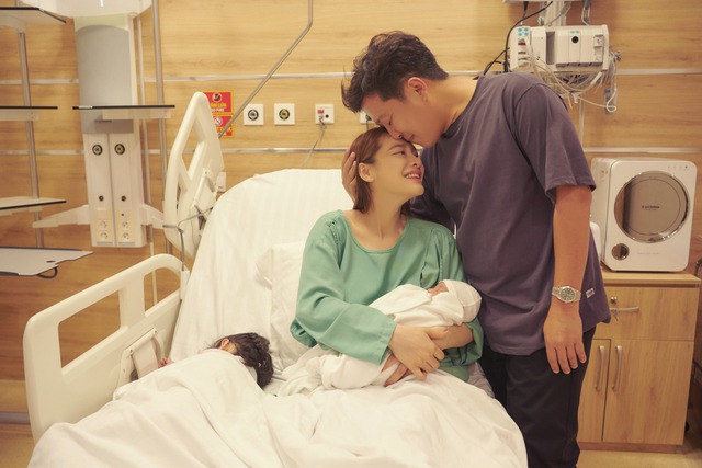 Nhã Phương thông báo sinh con trai, khoảnh khắc Trường Giang và con gái trong bệnh viện gây chú ý