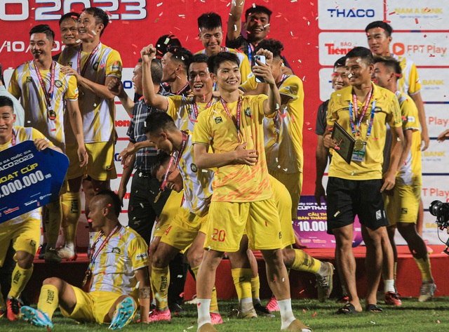CLB Thanh Hoá ăn mừng cuồng nhiệt khi hạ đẹp dàn sao CAHN FC giành Siêu Cup quốc gia 2023 - Ảnh 4.