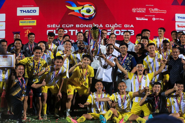 CLB Thanh Hoá ăn mừng cuồng nhiệt khi hạ đẹp dàn sao CAHN FC giành Siêu Cup quốc gia 2023 - Ảnh 2.
