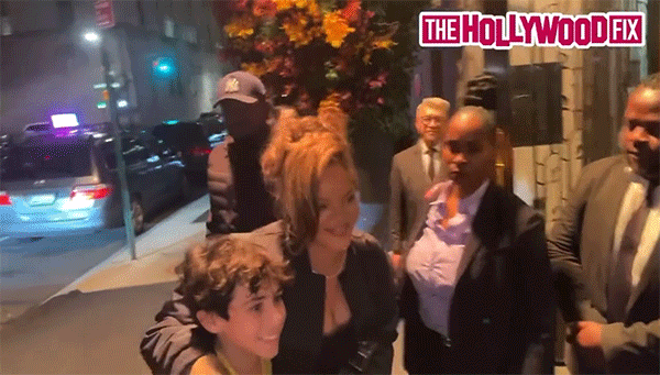 Netizen H&agrave;n ph&aacute;t cuồng v&igrave; c&aacute;ch Rihanna xử l&yacute; t&igrave;nh huống nhạy cảm khi tương t&aacute;c với fan nh&iacute; - Ảnh 2.