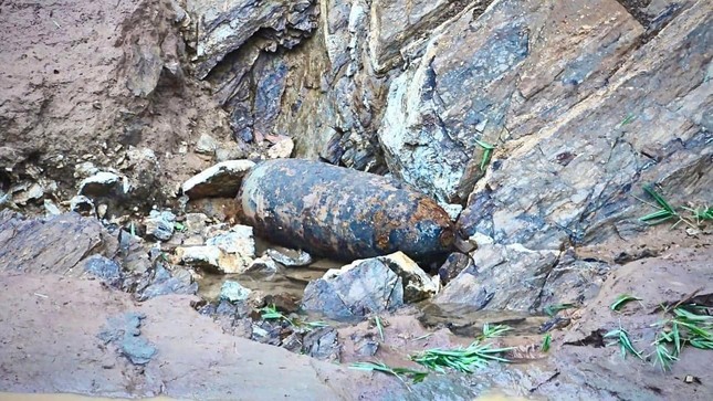 Quả bom hơn 300 kg bất ngờ phát lộ sau mưa lũ ở Yên Bái - Ảnh 1.