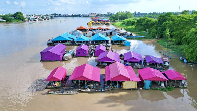 Chiêm ngưỡng làng bè đa sắc màu tại An Giang - Ảnh 1.