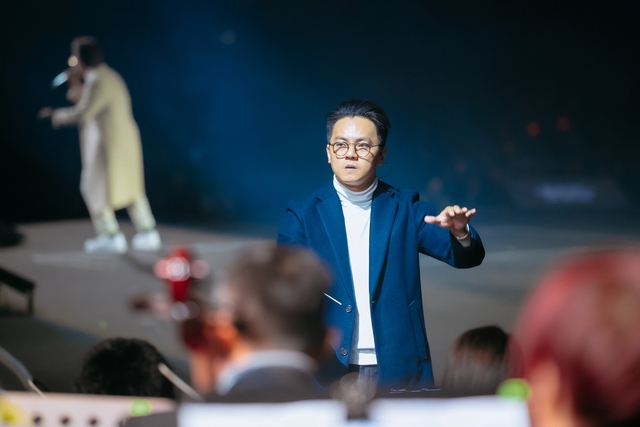 &Ocirc;ng x&atilde; Thanh Hằng l&agrave; nhạc trưởng show H&agrave; Anh Tuấn, l&iacute; do c&ocirc; tham dự concert h&oacute;a ra kh&ocirc;ng phải chỉ v&igrave; bạn th&acirc;n? - Ảnh 3.
