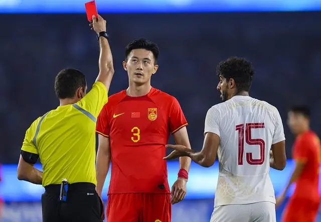 AFC ra quyết định nghiêm khắc, tuyển Trung Quốc mất “vũ khí bí mật” cao 1m93 cho trận đấu gặp tuyển Việt Nam - Ảnh 1.