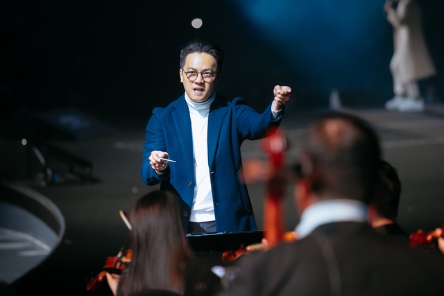 &Ocirc;ng x&atilde; Thanh Hằng l&agrave; nhạc trưởng show H&agrave; Anh Tuấn, l&iacute; do c&ocirc; tham dự concert h&oacute;a ra kh&ocirc;ng phải chỉ v&igrave; bạn th&acirc;n? - Ảnh 2.