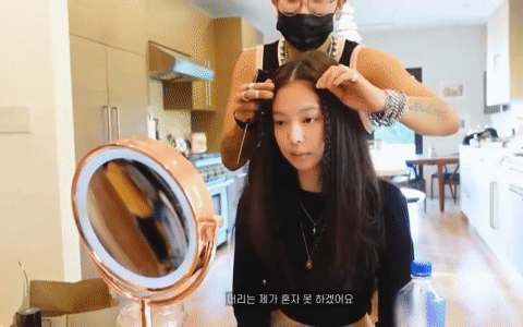 Khi công chúa Jennie tự makeup: Dùng lọ kem 3 trong 1 kiêm má hồng, phấn má và phấn mắt siêu xịn xò - Ảnh 3. Khi công chúa Jennie tự makeup: Dùng lọ kem 3 trong 1 kiêm má hồng, phấn má và phấn mắt siêu xịn xò - Ảnh 3.