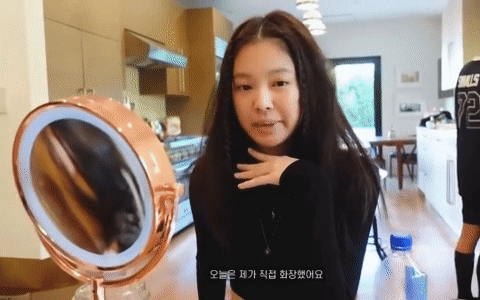 Khi công chúa Jennie tự makeup: Dùng lọ kem 3 trong 1 kiêm má hồng, phấn má và phấn mắt siêu xịn xò - Ảnh 2. Khi công chúa Jennie tự makeup: Dùng lọ kem 3 trong 1 kiêm má hồng, phấn má và phấn mắt siêu xịn xò - Ảnh 2.