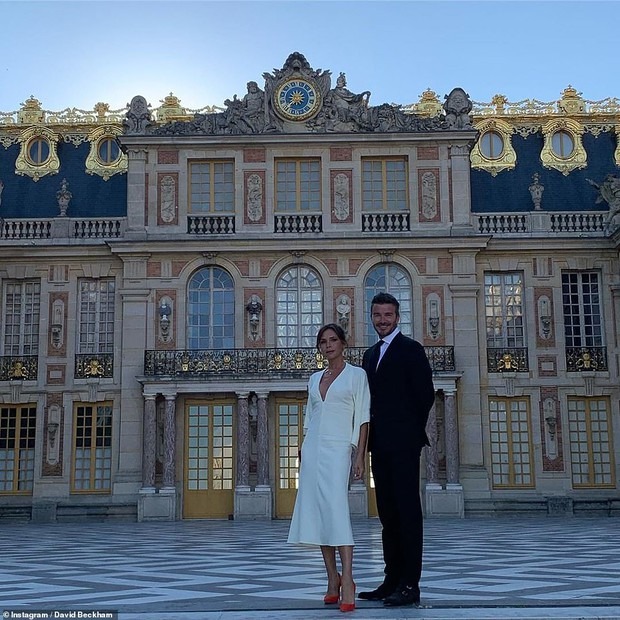 Siêu đám cưới David - Victoria Beckham ở lâu đài: Tốn hơn 24 tỷ, khách mời toàn sao khủng, chuyên cơ chở váy cưới xuyên Đại Tây Dương 4 lần - Ảnh 4.