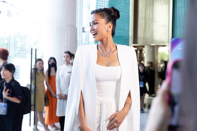 HHen Niê diện đầm trắng tôn thềm ngực gợi cảm, chiếm spotlight tại Hoa hậu Hoàn vũ Việt Nam 2023 - Ảnh 1.