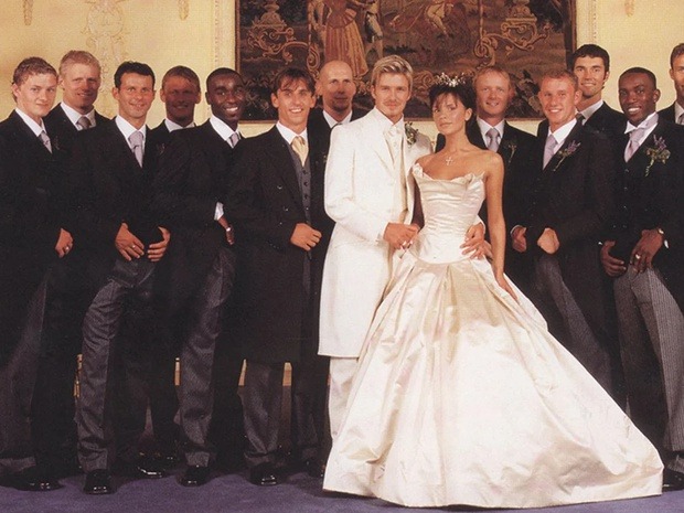 Siêu đám cưới David - Victoria Beckham ở lâu đài: Tốn hơn 24 tỷ, khách mời toàn sao khủng, chuyên cơ chở váy cưới xuyên Đại Tây Dương 4 lần - Ảnh 6.