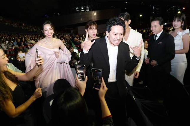 Biểu cảm gây chú ý của Trấn Thành khi nhận giải ở Liên hoan phim Hàn Quốc - Ảnh 2.