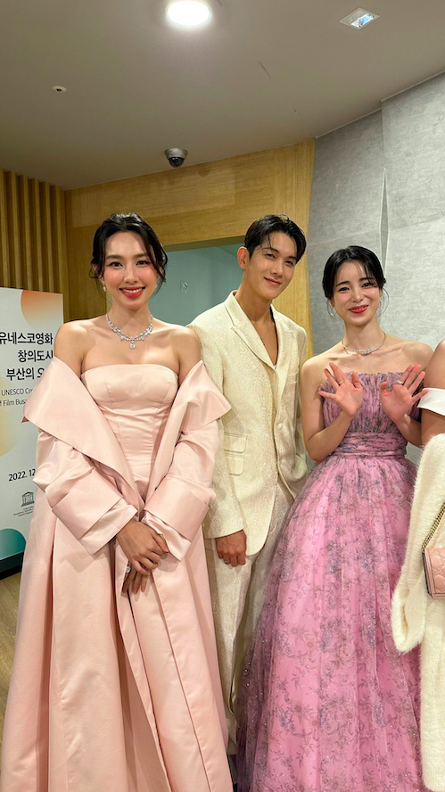 Khung hình gây sốt: Lim Ji Yeon đọ sắc Thùy Tiên - Hari Won, hot nhất clip quy tụ cả dàn sao Việt - Hàn - Ảnh 6. Khung hình gây sốt: Lim Ji Yeon đọ sắc Thùy Tiên - Hari Won, hot nhất clip quy tụ cả dàn sao Việt - Hàn - Ảnh 6.