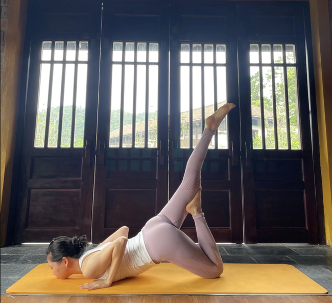1 động tác Yoga vừa giúp eo thon bụng phẳng, vừa tạo dáng sống ảo cực xịn - Ảnh 1.