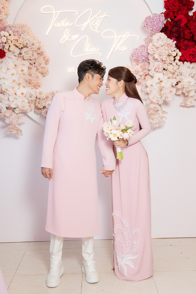 Trọn bộ ảnh và video Puka - Gin Tuấn Kiệt ở lễ gia tiên: Ngại ngùng hôn nhau trước dàn sao Vbiz! - Ảnh 2.