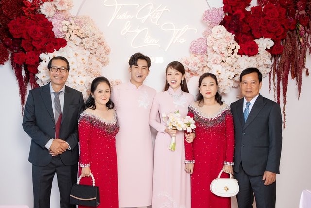 Trọn bộ ảnh và video Puka - Gin Tuấn Kiệt ở lễ gia tiên: Ngại ngùng hôn nhau trước dàn sao Vbiz! - Ảnh 18.