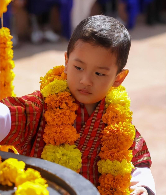 Hoàng hậu 'vạn người mê' của Bhutan lộ diện sau khi hạ sinh công chúa, nhan sắc hiện tại khiến ai cũng bất ngờ