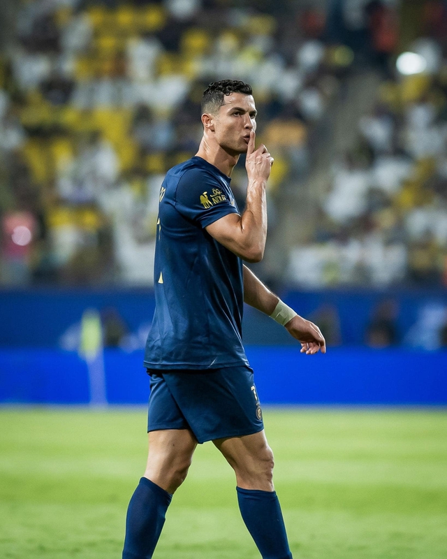 Cổ động viên đối thủ hô vang Messi, Ronaldo ra dấu yêu cầu im lặng - Ảnh 1.