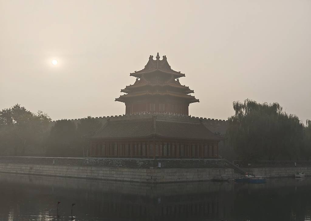Chùm ảnh: Sương mù dày đặc bao trùm Trung Quốc, người dân vật lộn với ô nhiễm không khí ở mức cao nhất