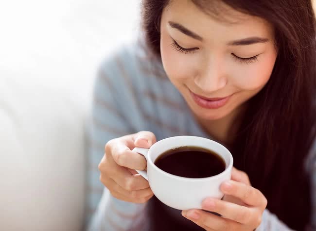 Phụ nữ sau tuổi 25 càng nên tránh uống cà phê với thứ này vì hại sức khỏe lại già nhanh - Ảnh 1.
