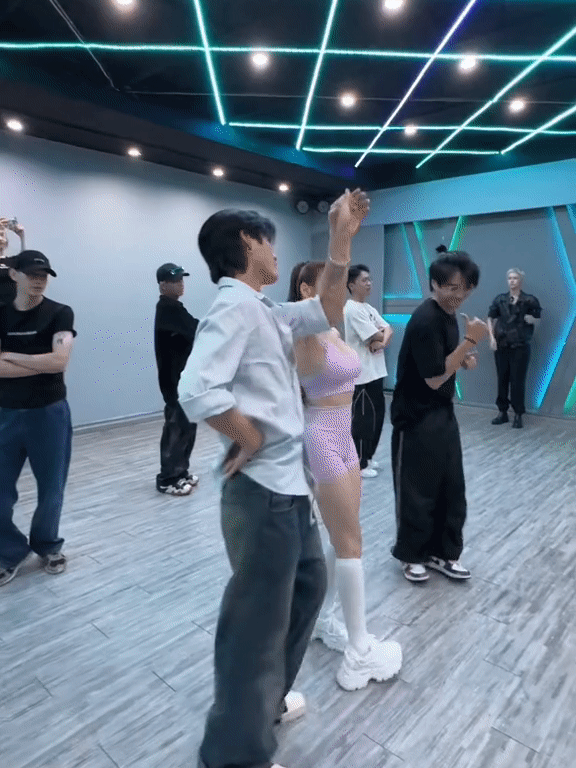 Một chị đẹp bị bi&ecirc;n đạo phốt v&igrave; qu&aacute; quyến rũ n&ecirc;n khiến dancer nam qu&ecirc;n b&agrave;i, xem cảnh hậu trường đ&uacute;ng l&agrave; kh&ocirc;ng oan! - Ảnh 2.