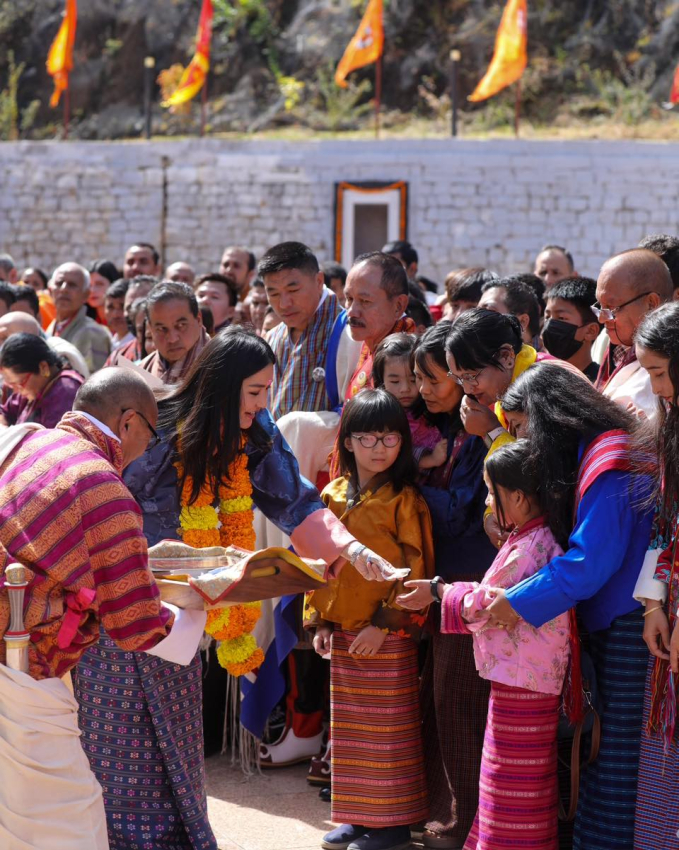 Hoàng hậu 'vạn người mê' của Bhutan lộ diện sau khi hạ sinh công chúa, nhan sắc hiện tại khiến ai cũng bất ngờ