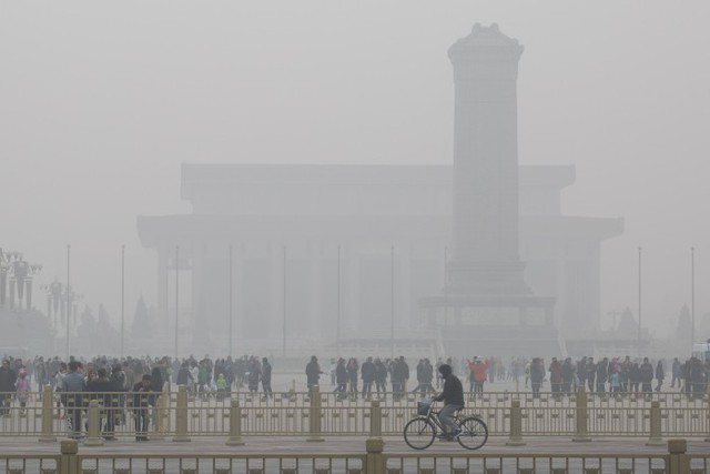 Chùm ảnh: Sương mù dày đặc bao trùm Trung Quốc, người dân vật lộn với ô nhiễm không khí ở mức cao nhất
