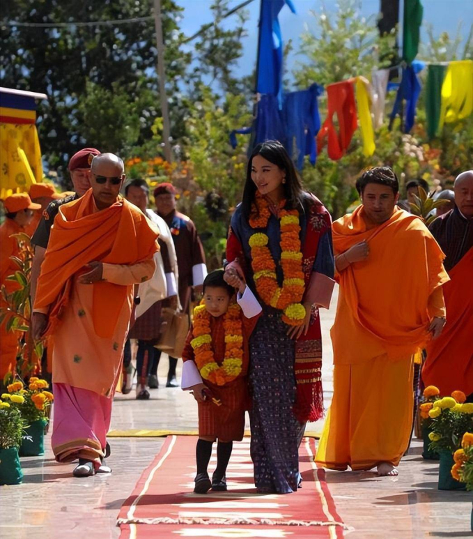 Hoàng hậu 'vạn người mê' của Bhutan lộ diện sau khi hạ sinh công chúa, nhan sắc hiện tại khiến ai cũng bất ngờ