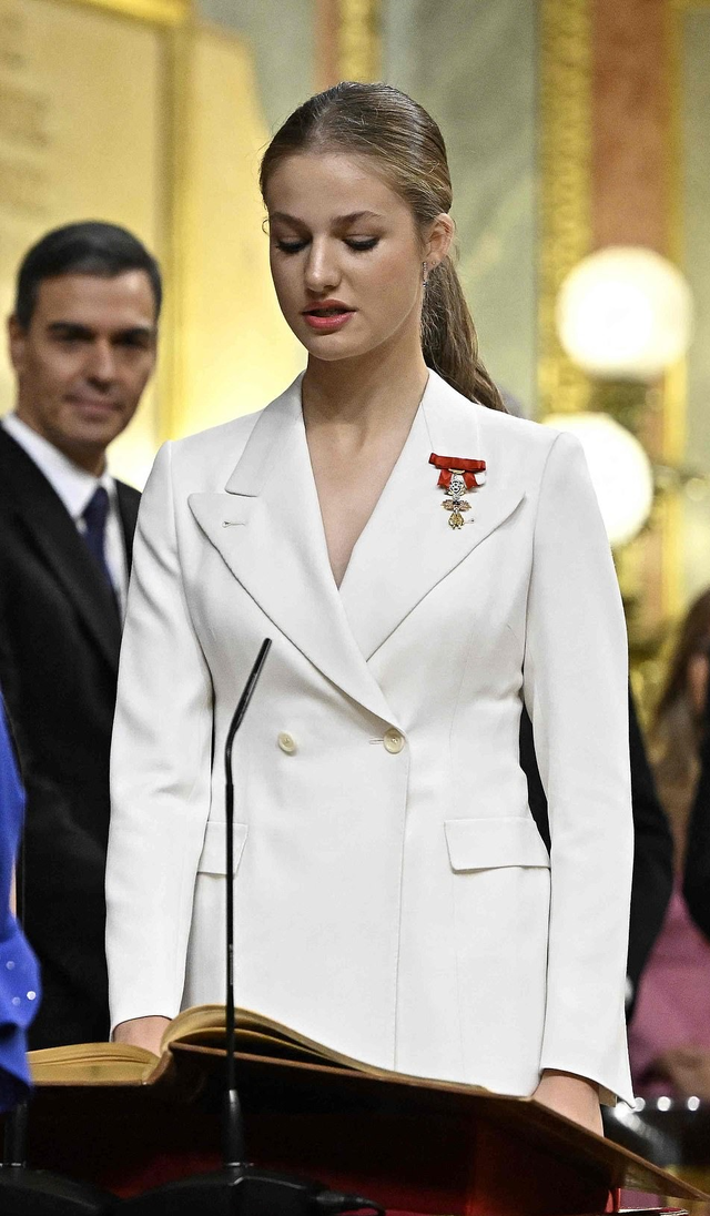 'Nữ hoàng đẹp nhất châu Âu' chính thức trở thành người thừa kế ngai vàng Tây Ban Nha, xinh đẹp rạng ngời ở tuổi 18