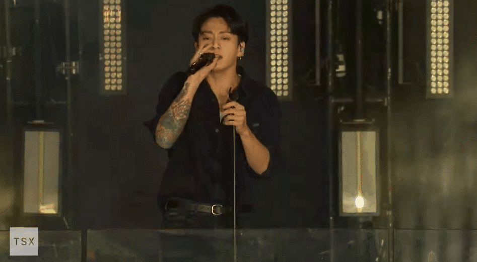 Jung Kook thu hút đám đông khủng tại Mỹ, lấp kín Quảng trường Thời đại với dòng người chờ sân khấu live album Golden! - Ảnh 4.
