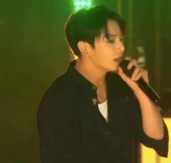 Jung Kook thu hút đám đông khủng tại Mỹ, lấp kín Quảng trường Thời đại với dòng người chờ sân khấu live album Golden! - Ảnh 6.