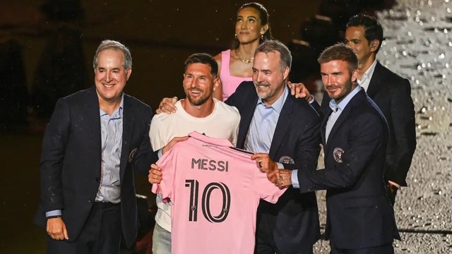 Khoảnh khắc đáng nhớ: Zidane hội ngộ Messi, hai huyền thoại trao áo đấu và cùng khen nhau hết lời - Ảnh 4.