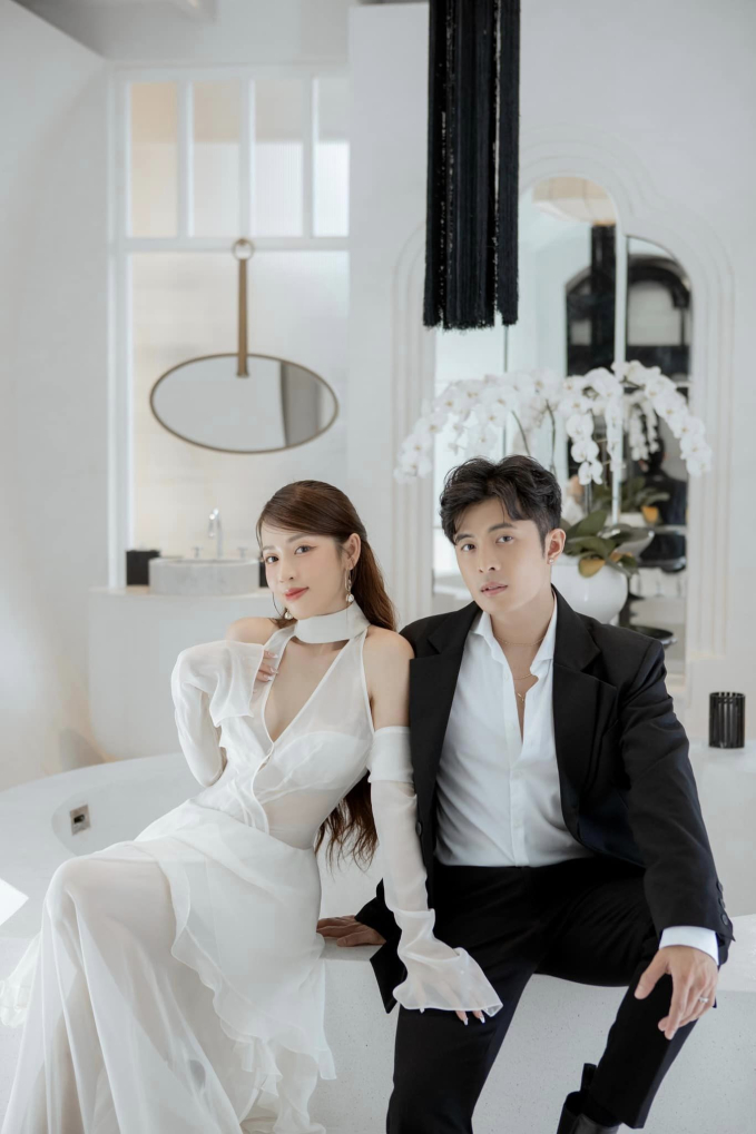 Clip Gin Tuấn Kiệt cười tít mắt vừa đệm đàn cho Puka, vừa vỗ tay khen ...