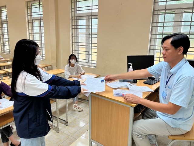 Loại Tiếng Anh khỏi môn bắt buộc thi tốt nghiệp THPT: Có bước lùi? - Ảnh 1.