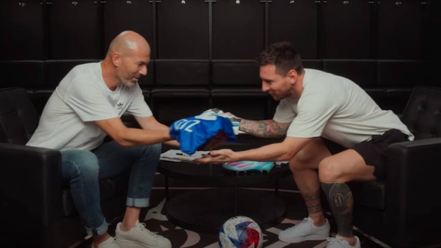 Khoảnh khắc đáng nhớ: Zidane hội ngộ Messi, hai huyền thoại trao áo đấu và cùng khen nhau hết lời - Ảnh 2.