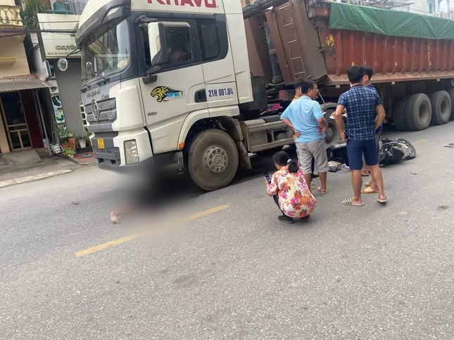 Tai nạn giao th&ocirc;ng khiến một nữ gi&aacute;o vi&ecirc;n tử vong ở Y&ecirc;n B&aacute;i - Ảnh 1.