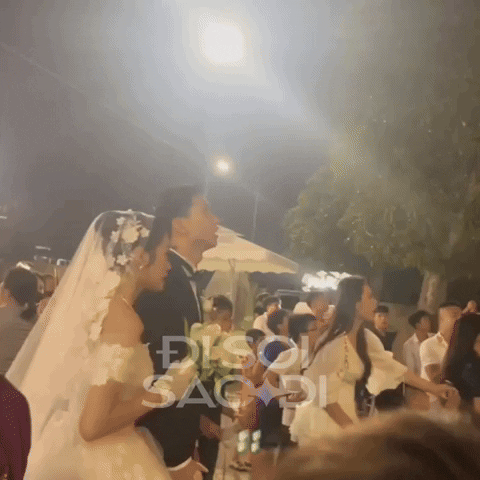 Đoàn Văn Hậu trao nụ hôn ngọt ngào cho Doãn Hải My dưới màn pháo hoa rực rỡ - Ảnh 3.