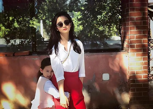 3 dấu hiệu cho thấy một b&eacute; g&aacute;i được nu&ocirc;i trong m&ocirc;i trường gi&agrave;u c&oacute;: C&agrave;ng lớn c&agrave;ng c&oacute; kh&iacute; chất, cuộc đời rất hanh th&ocirc;ng - Ảnh 1.