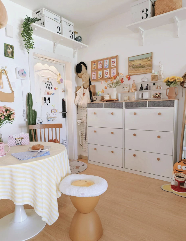 Dồn hết tiền tiết kiệm mua nh&agrave;, cặp vợ chồng tự tay lột x&aacute;c căn hộ cũ đơn điệu - Ảnh 1.