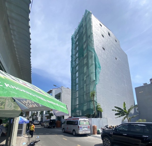 Đứt c&aacute;p tời khiến 3 c&ocirc;ng nh&acirc;n tử vong - Ảnh 1.