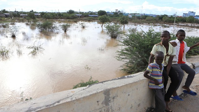 Lũ lụt tồi tệ nhất trong nhiều thập kỷ ở Somalia và Kenya khiến hàng chục người tử vong - Ảnh 7.